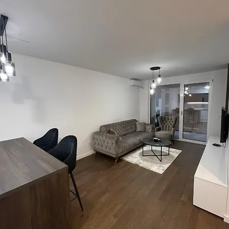 I&i Tesla Apartment Kragujevac
